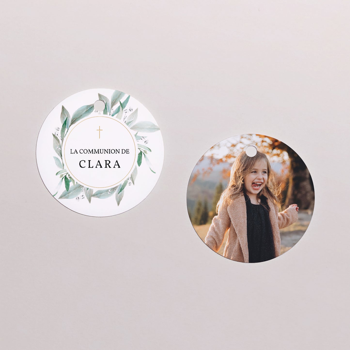 Boîte à dragées Communion boule avec étiquette ronde Couronne Florale, médaillon et croix d'or photo N° 3