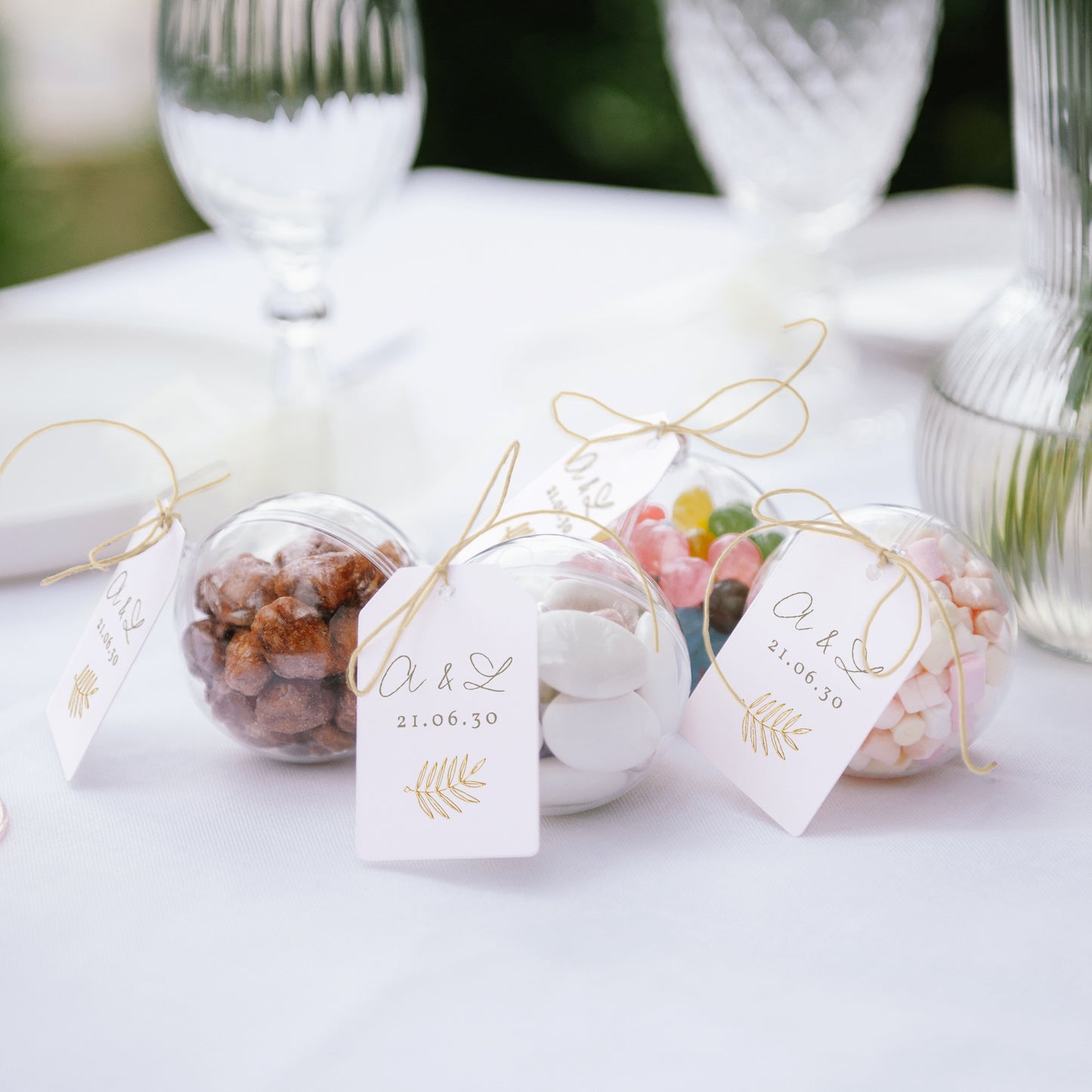 Boîte à dragées Mariage boule avec étiquette fanion Couronne Dorée photo N° 2
