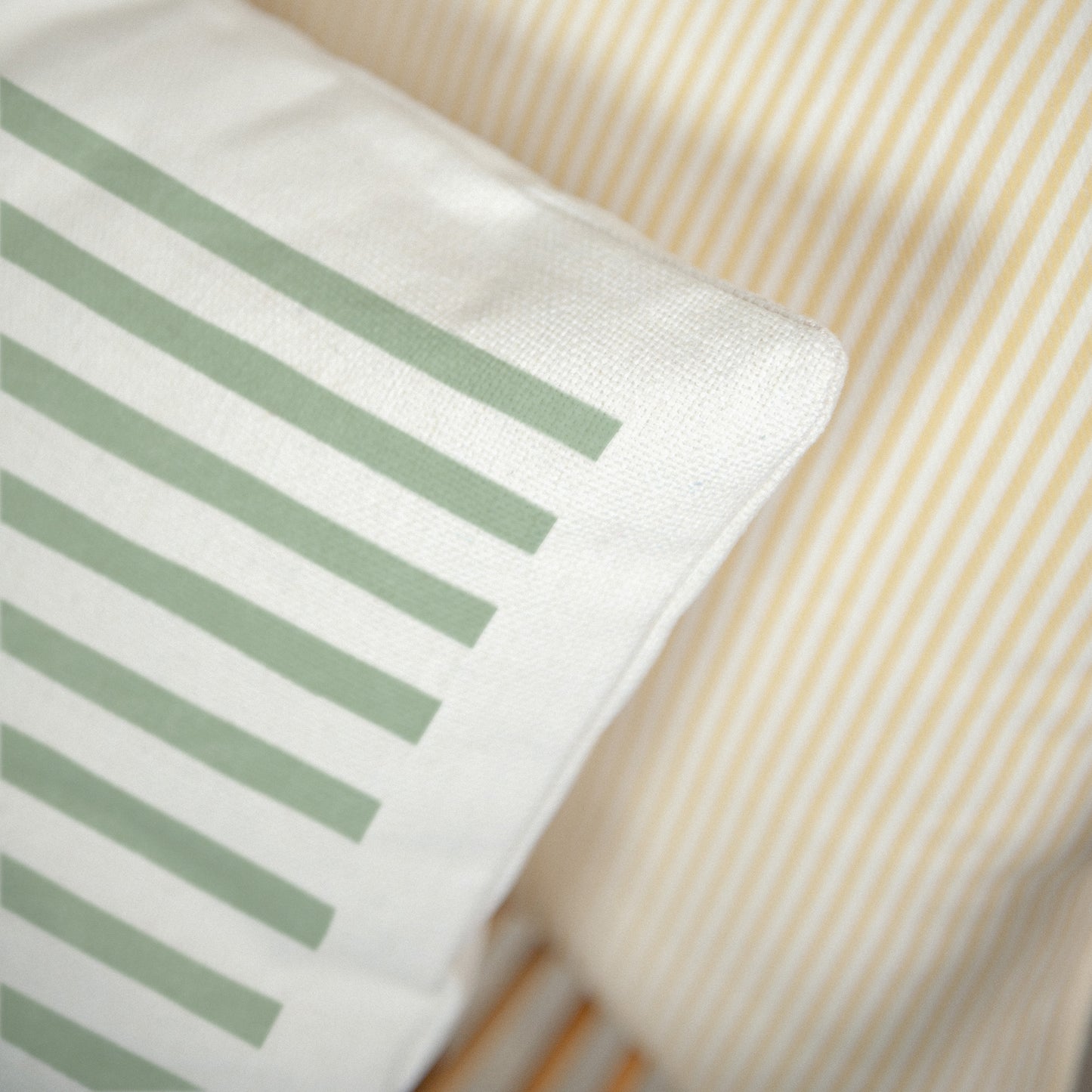 Coussin Objets Beige naturel Rayures d’écolier, Vert photo N° 3