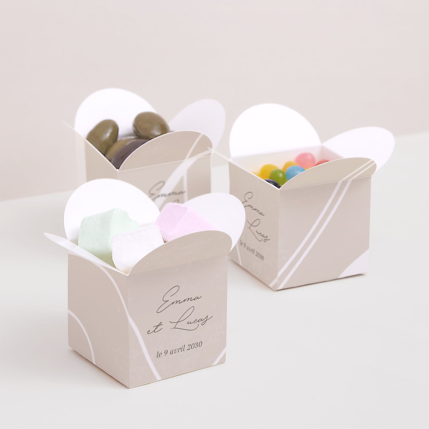 Boîte à dragées Mariage Ouverture papillon Courbes sur fond beige photo N° 3