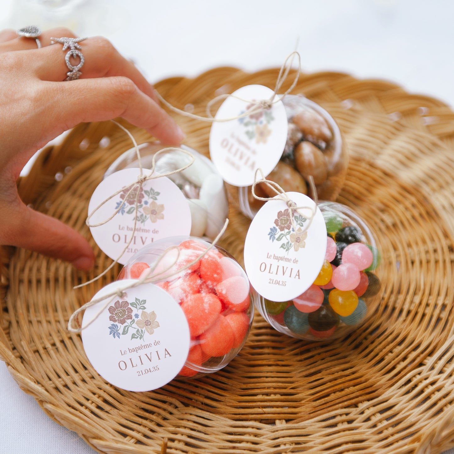 Boîte à dragées Baptême boule avec étiquette ronde Fleurs crayonnées photo N° 2