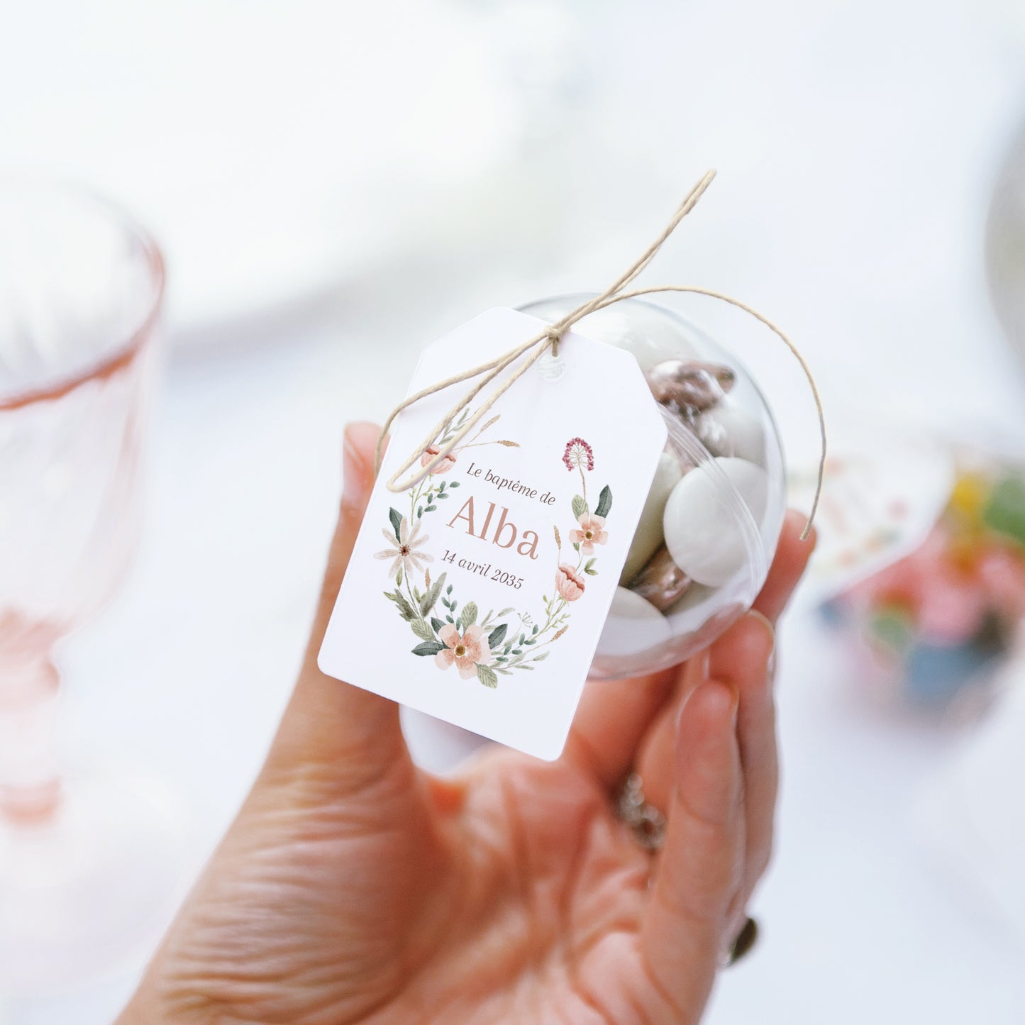 Boîte à dragées Baptême boule avec étiquette fanion Couronne de fleurs photo N° 3