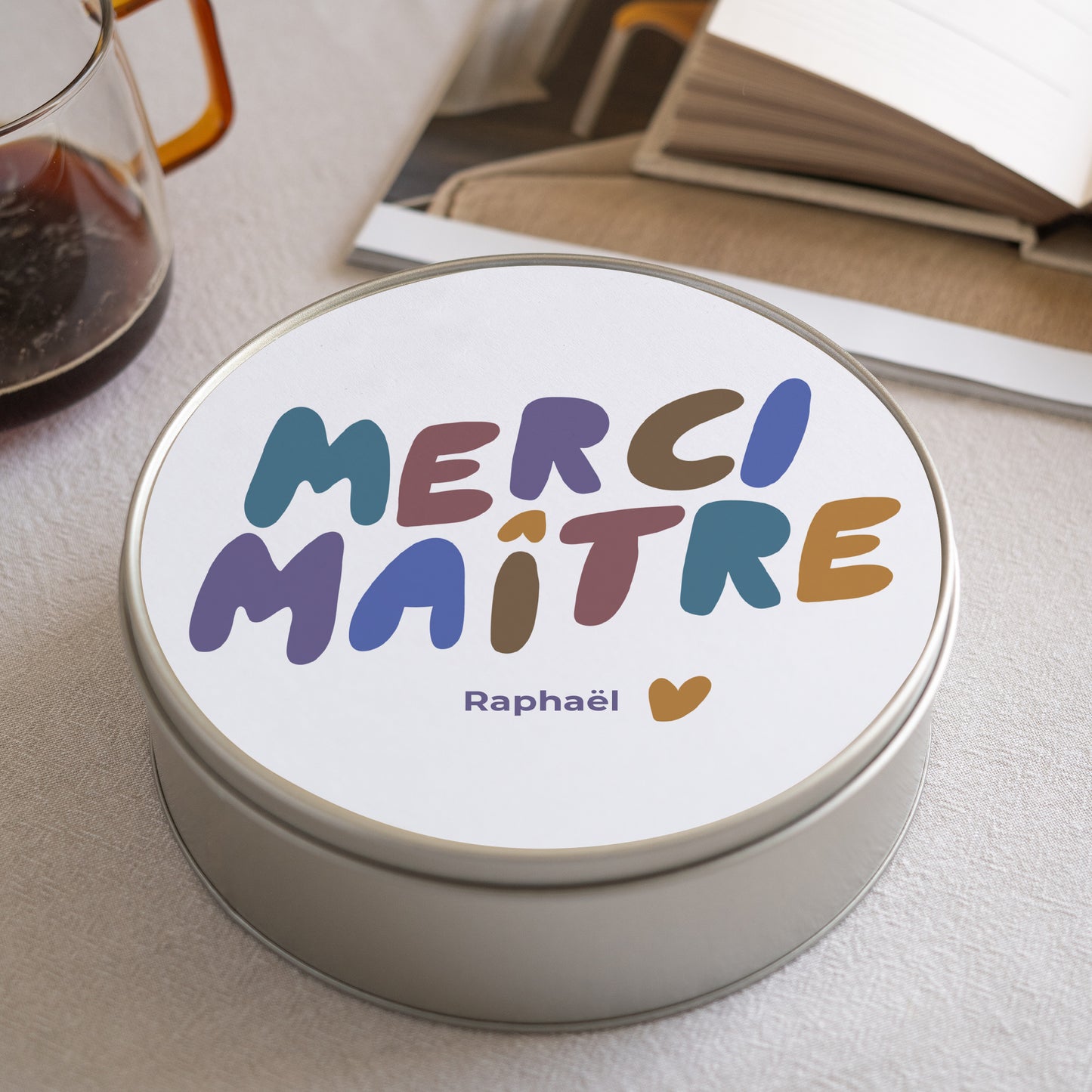 Boite métallique ronde, garnie de chocolats Merci Maître photo N° 2
