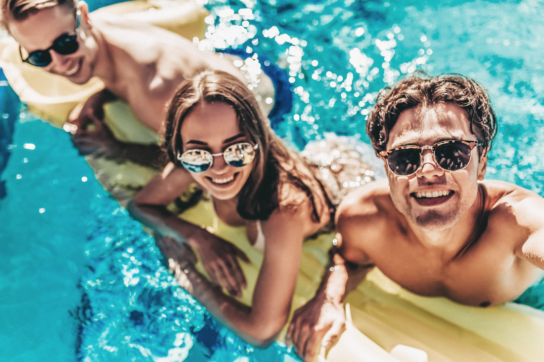 Fêter son anniversaire au bord de la piscine