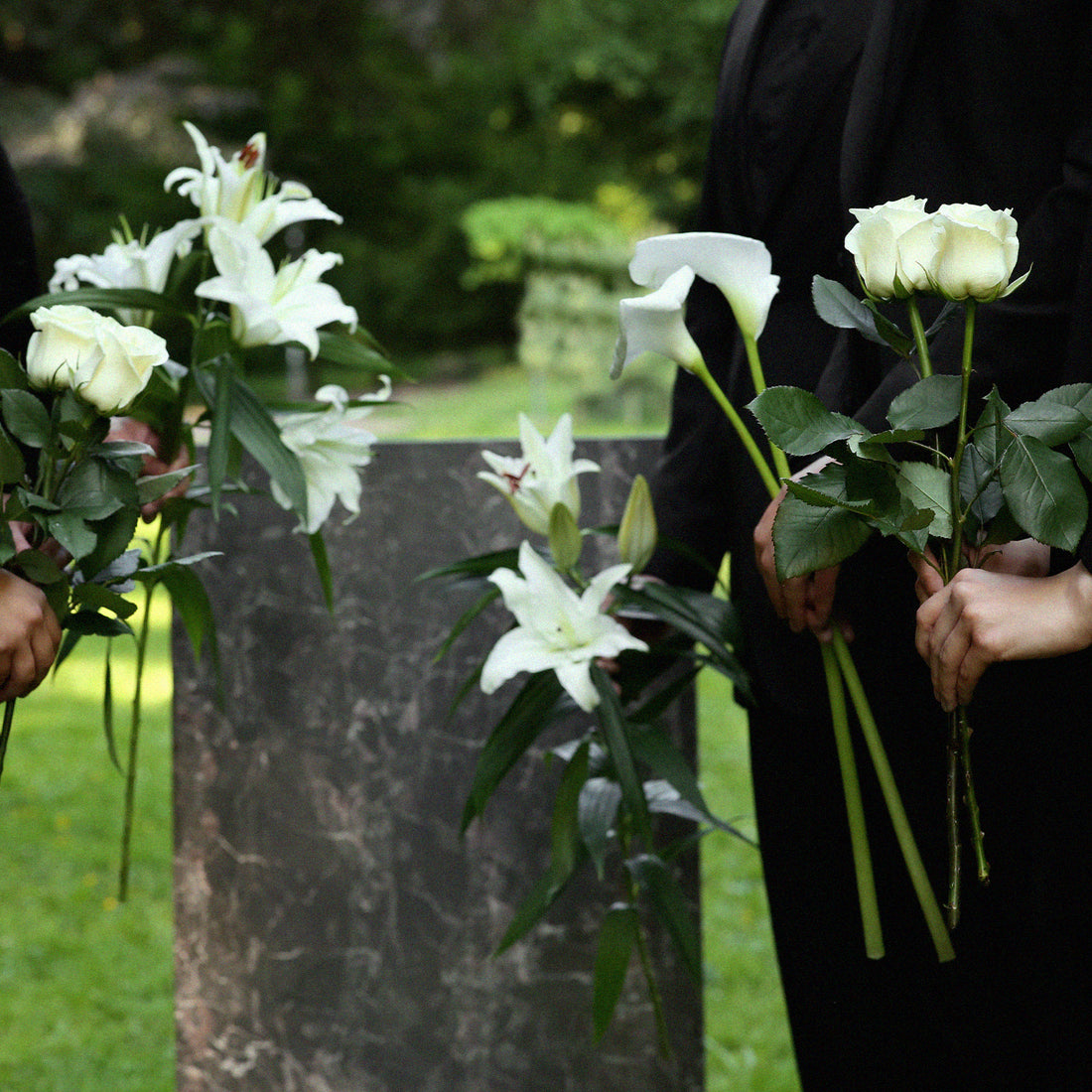 Personnes avec des fleurs à un enterrement