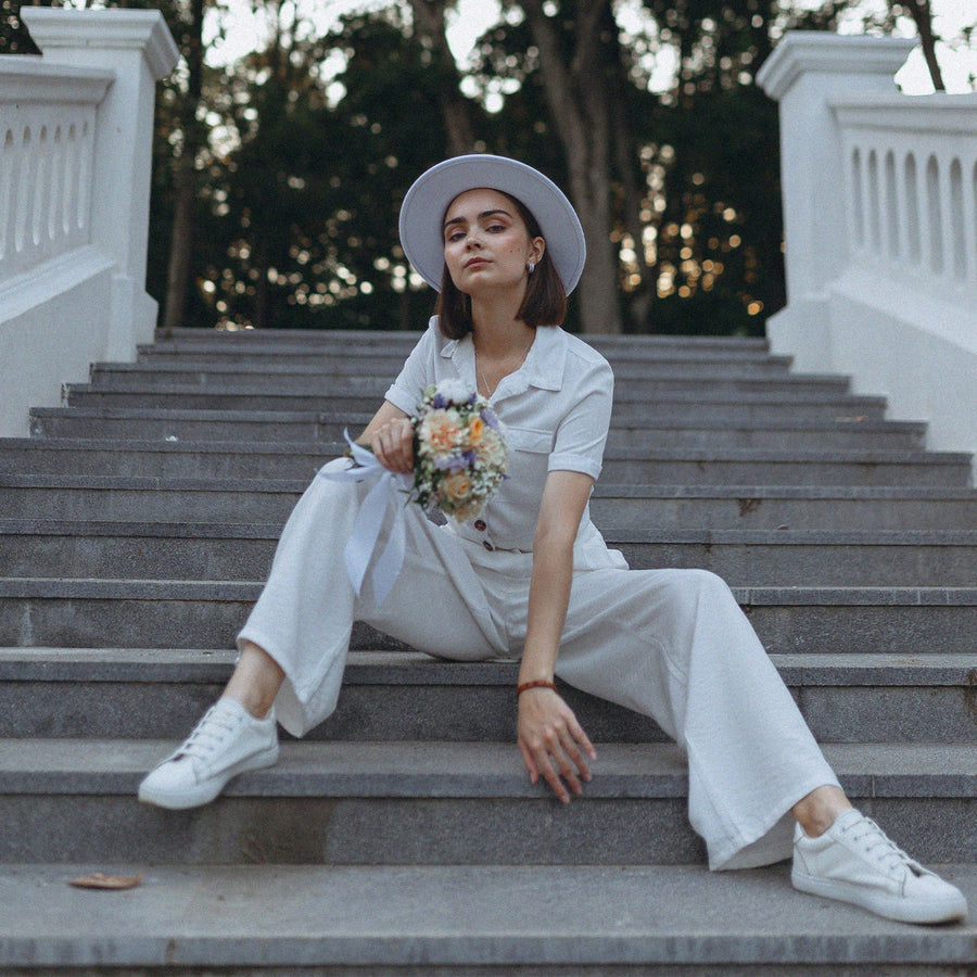 Jeune femme en pantalon de mariée