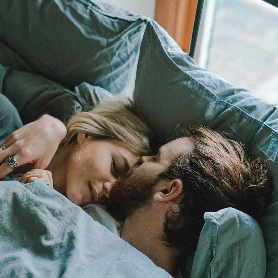 Couple dans le lit