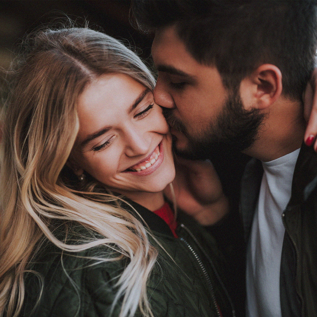 Couple qui s'embrasse