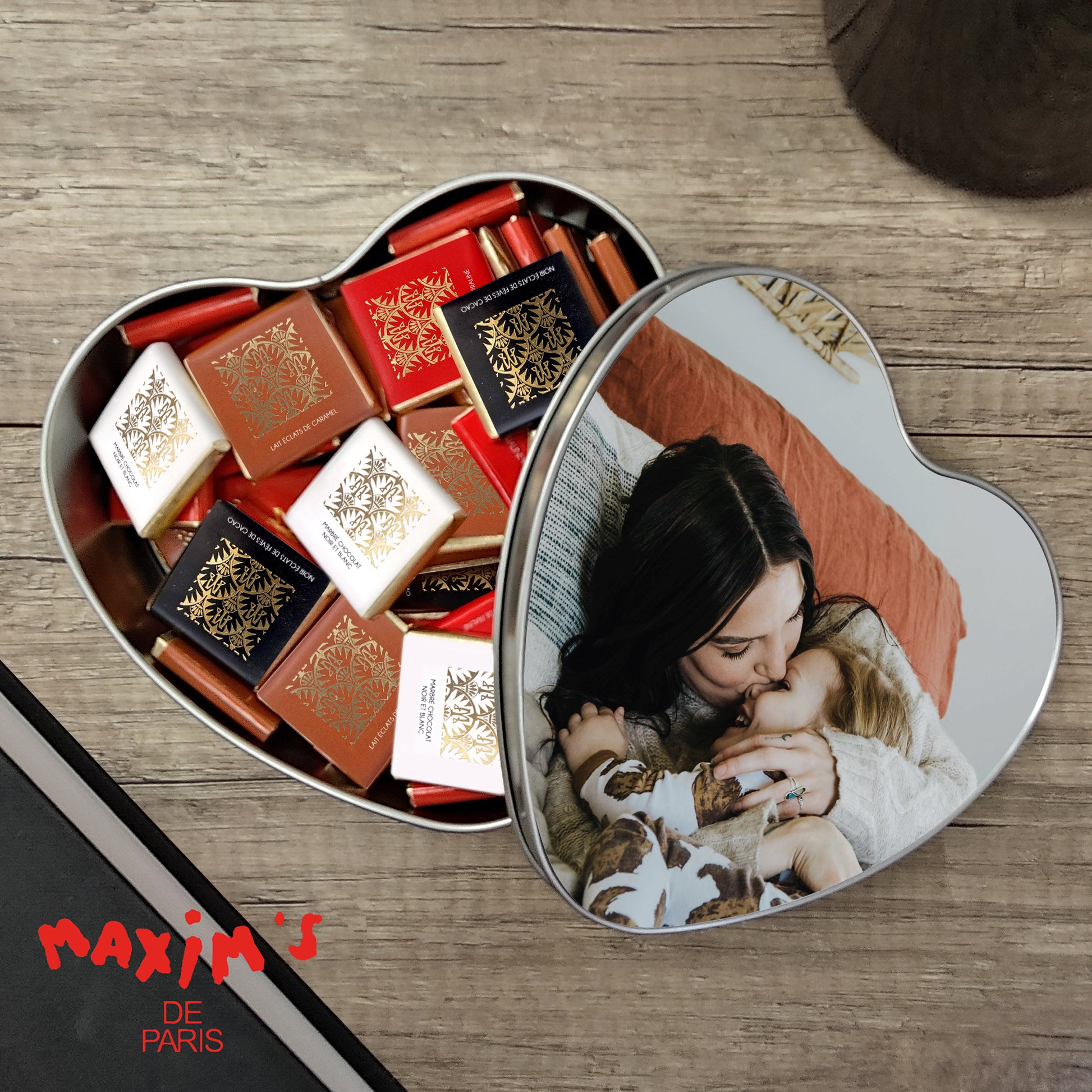Boite métallique coeur, garnie de chocolats Avec Amour photo N° 1
