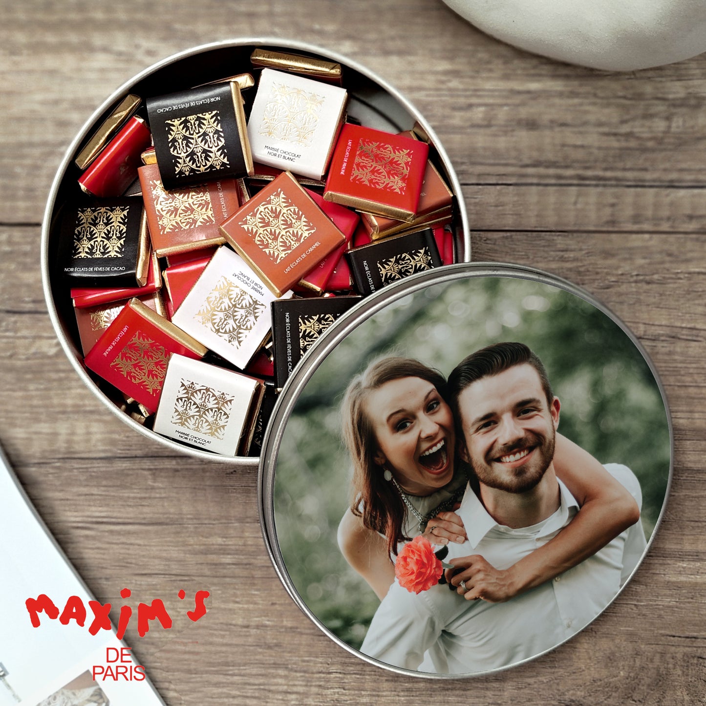 Boite métallique ronde, garnie de chocolats Saint Valentin II photo N° 1