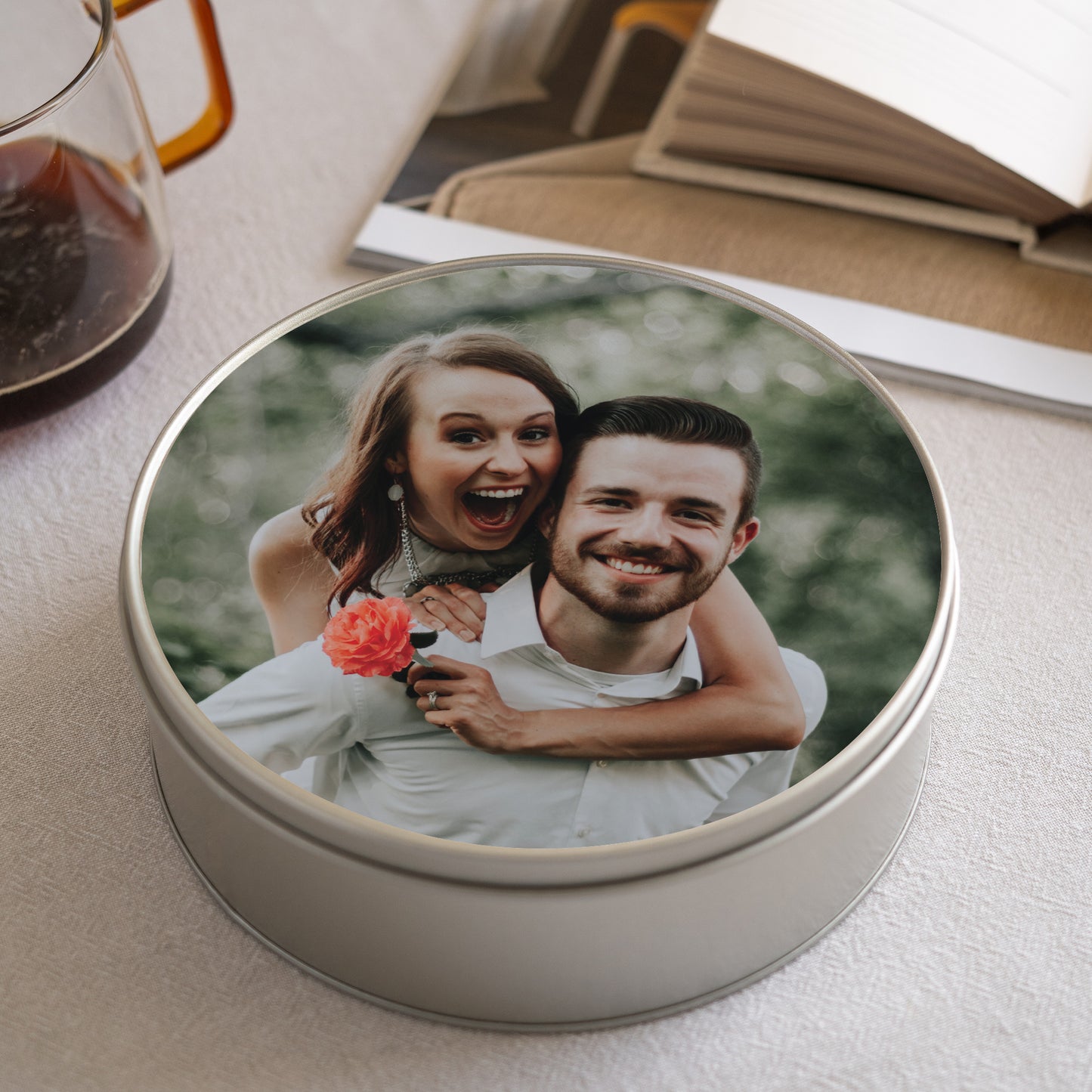 Boite métallique ronde, garnie de chocolats Saint Valentin II photo N° 2