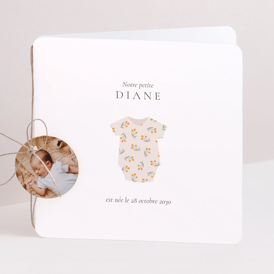Faire-part Naissance Carré double volet, coins arrondis, étiquette ronde body fleuri photo