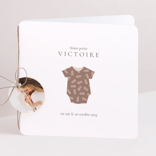 Faire-part Naissance Carré double volet, coins arrondis, étiquette ronde body, branches rosées photo