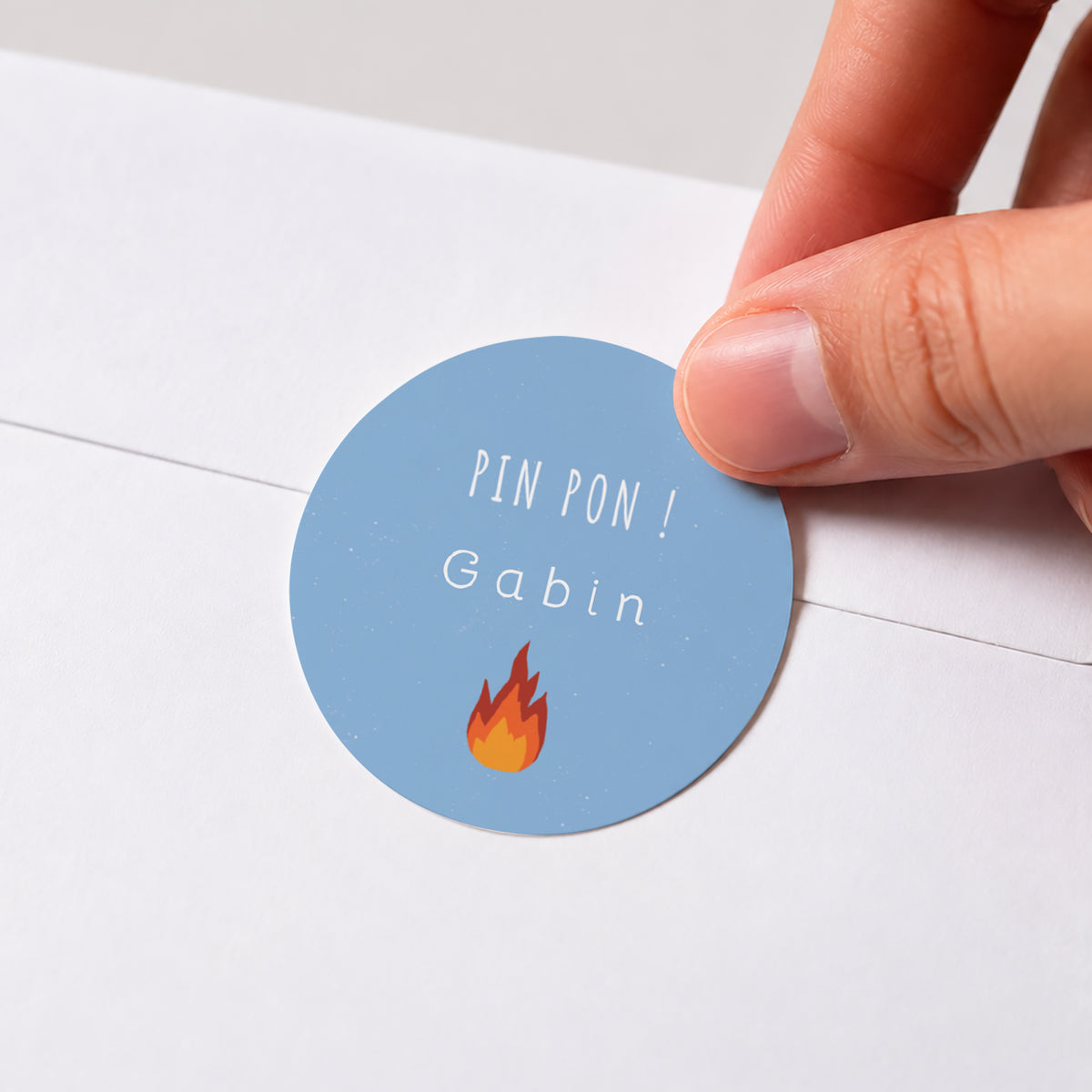 Sticker Anniversaire Enfant Rond Pompier en feu ! photo