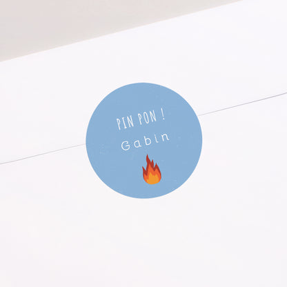 Sticker Anniversaire Enfant Rond Pompier en feu ! photo N° 1