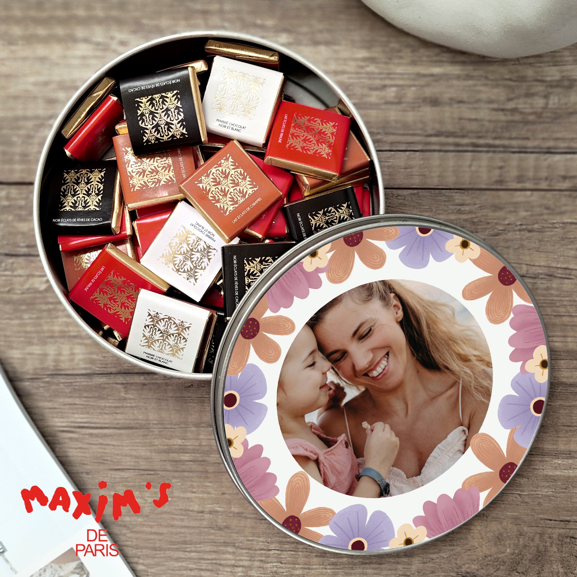 Boite métallique ronde, garnie de chocolats Bouquet de Fête photo N° 1