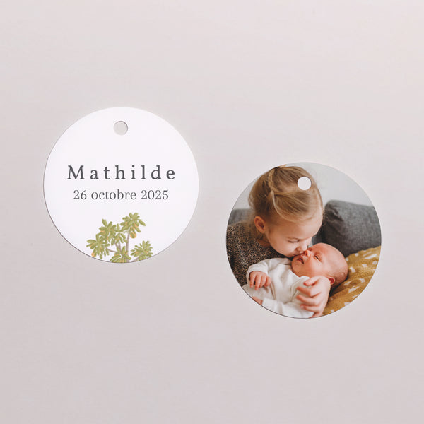 Etiquette perforée Naissance Ronde Vue du jardin photo