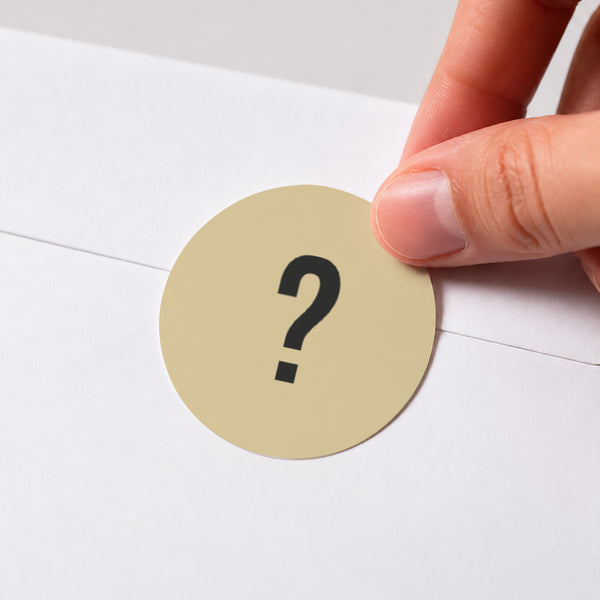 Sticker Anniversaire Adulte Rond Qui est-ce ? photo