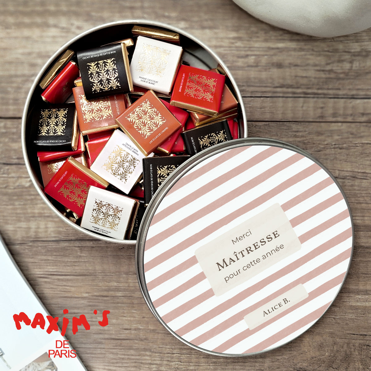 Boite métallique ronde, garnie de chocolats Rayures d’écolière, Rose photo N° 1
