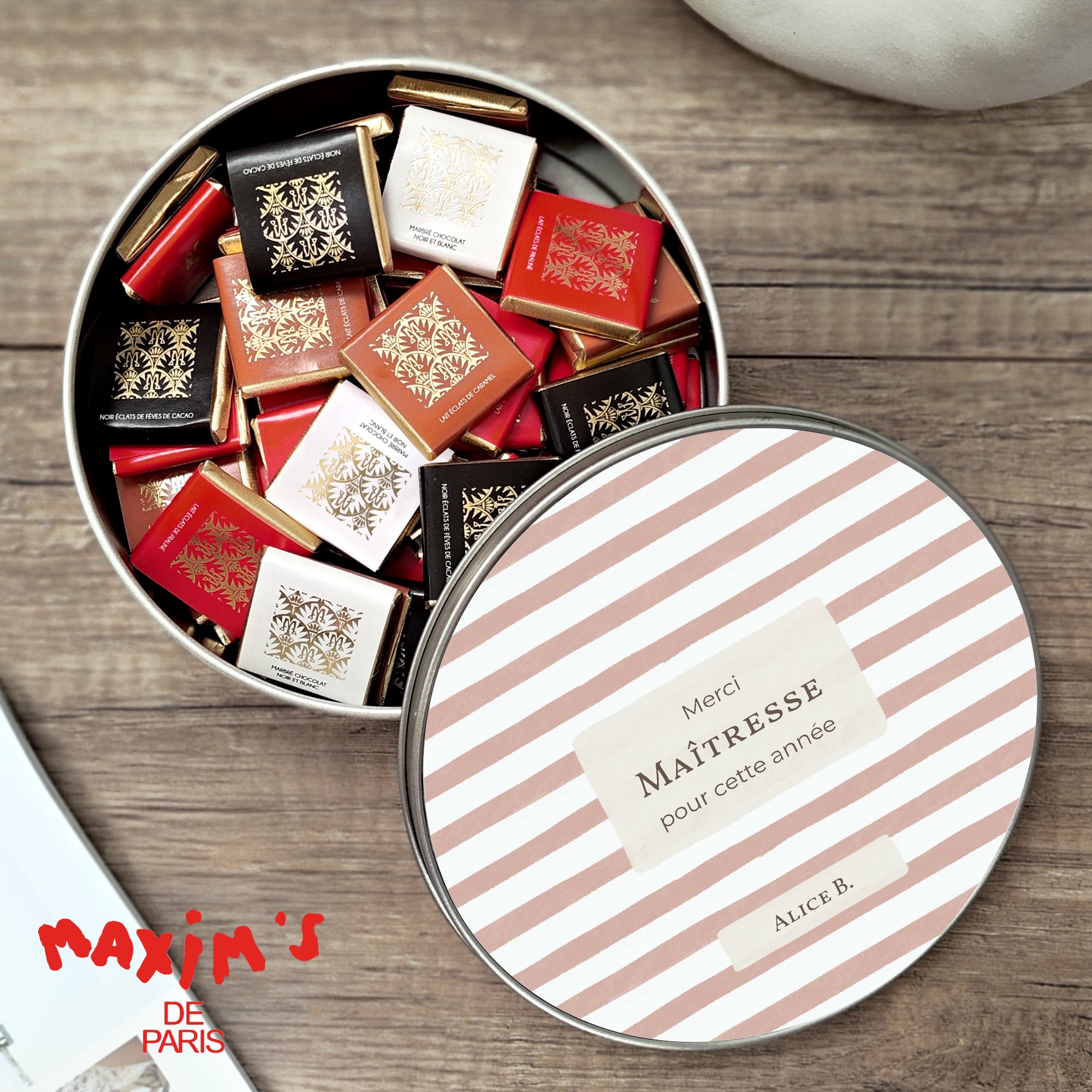 Boite métallique ronde, garnie de chocolats Rayures d’écolière, Rose photo N° 1