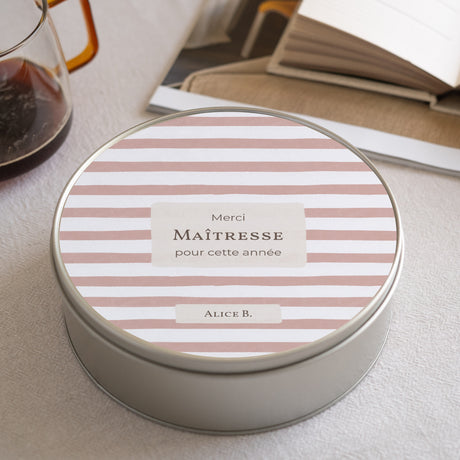 Boite métallique ronde, garnie de chocolats Rayures d’écolière, Rose