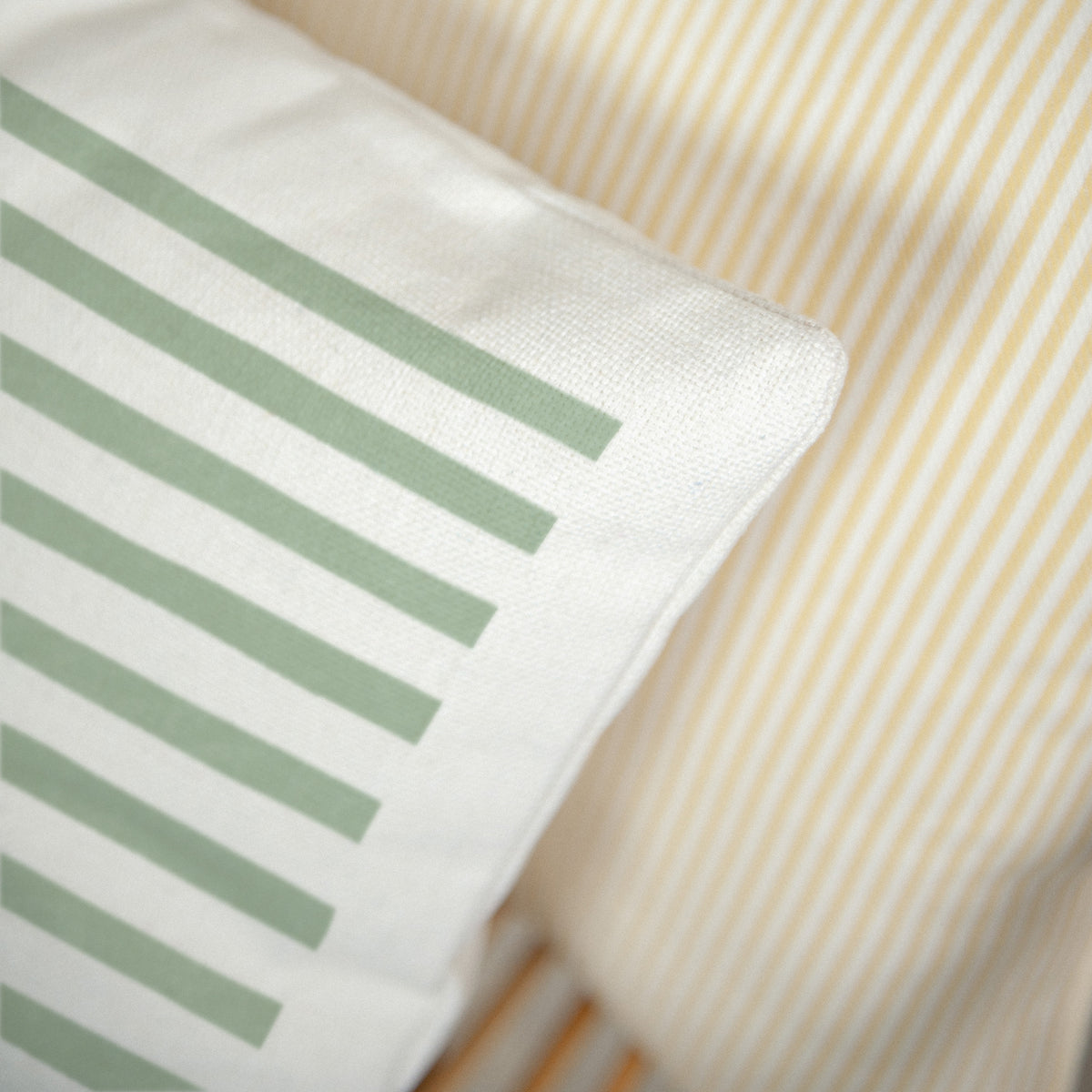 Coussin Objets Beige naturel Rayures d’écolier, Vert photo N° 3