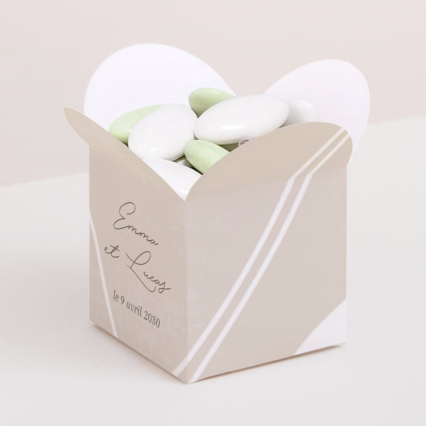 Boîte à dragées Mariage Ouverture papillon Courbes sur fond beige photo