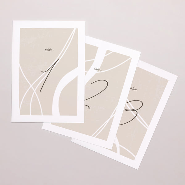 Marque table Mariage Rectangle Courbes sur fond beige photo