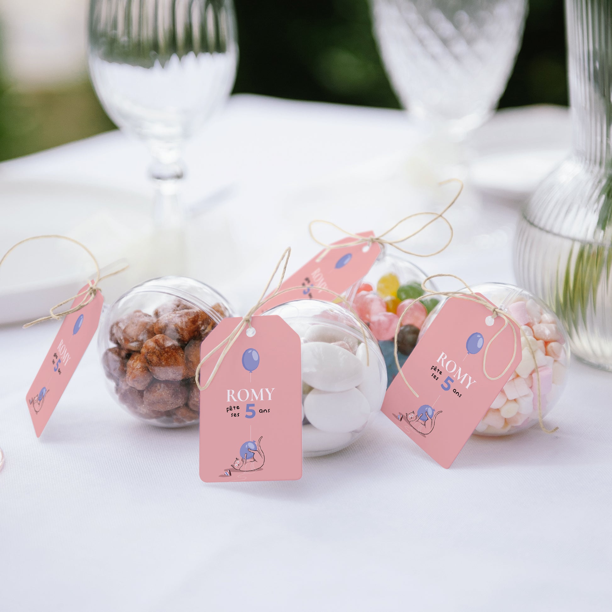 Boîte à bonbons Anniversaire Enfant boule avec étiquette fanion Le chat rose photo N° 2
