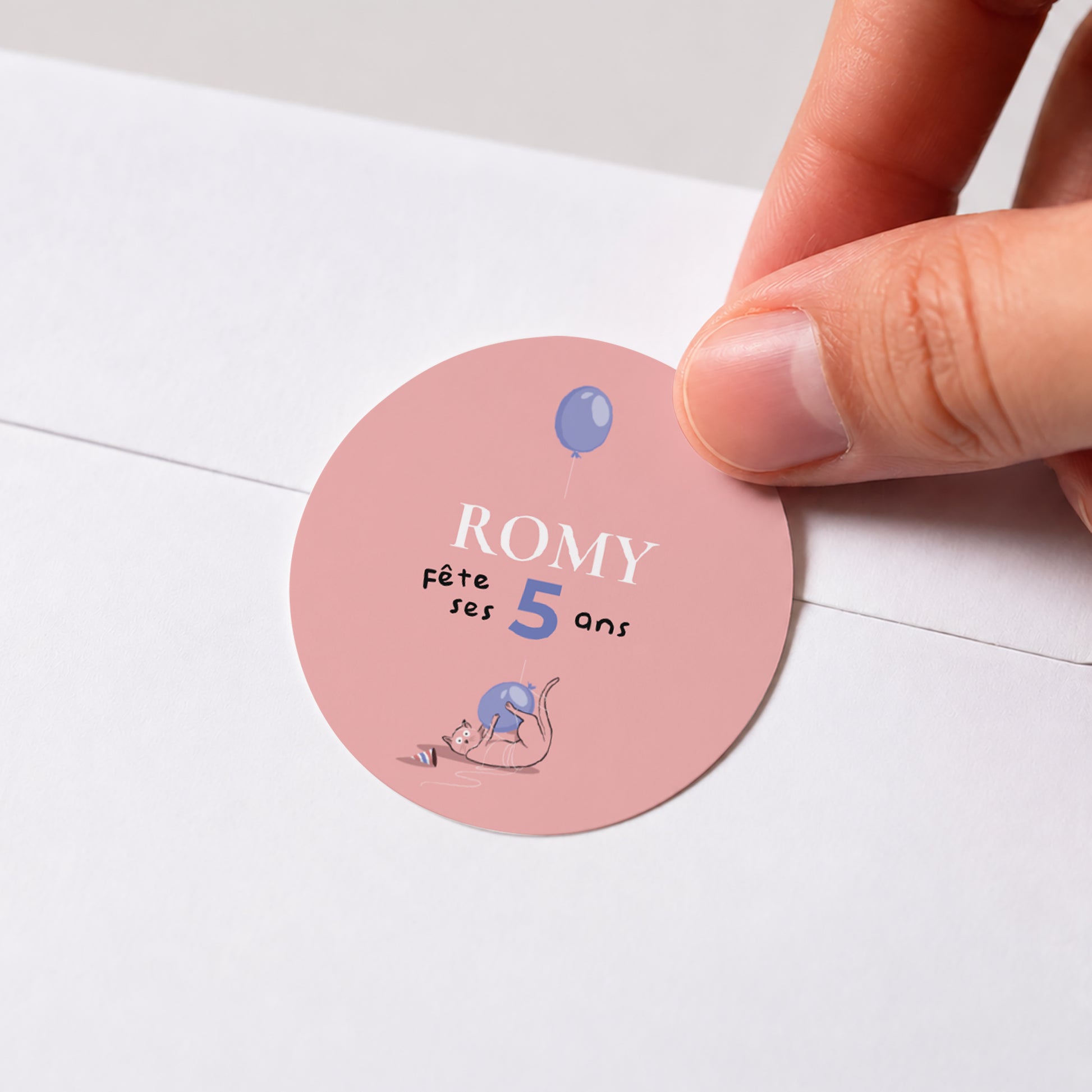 Sticker Anniversaire Enfant Rond Le chat rose photo N° 1
