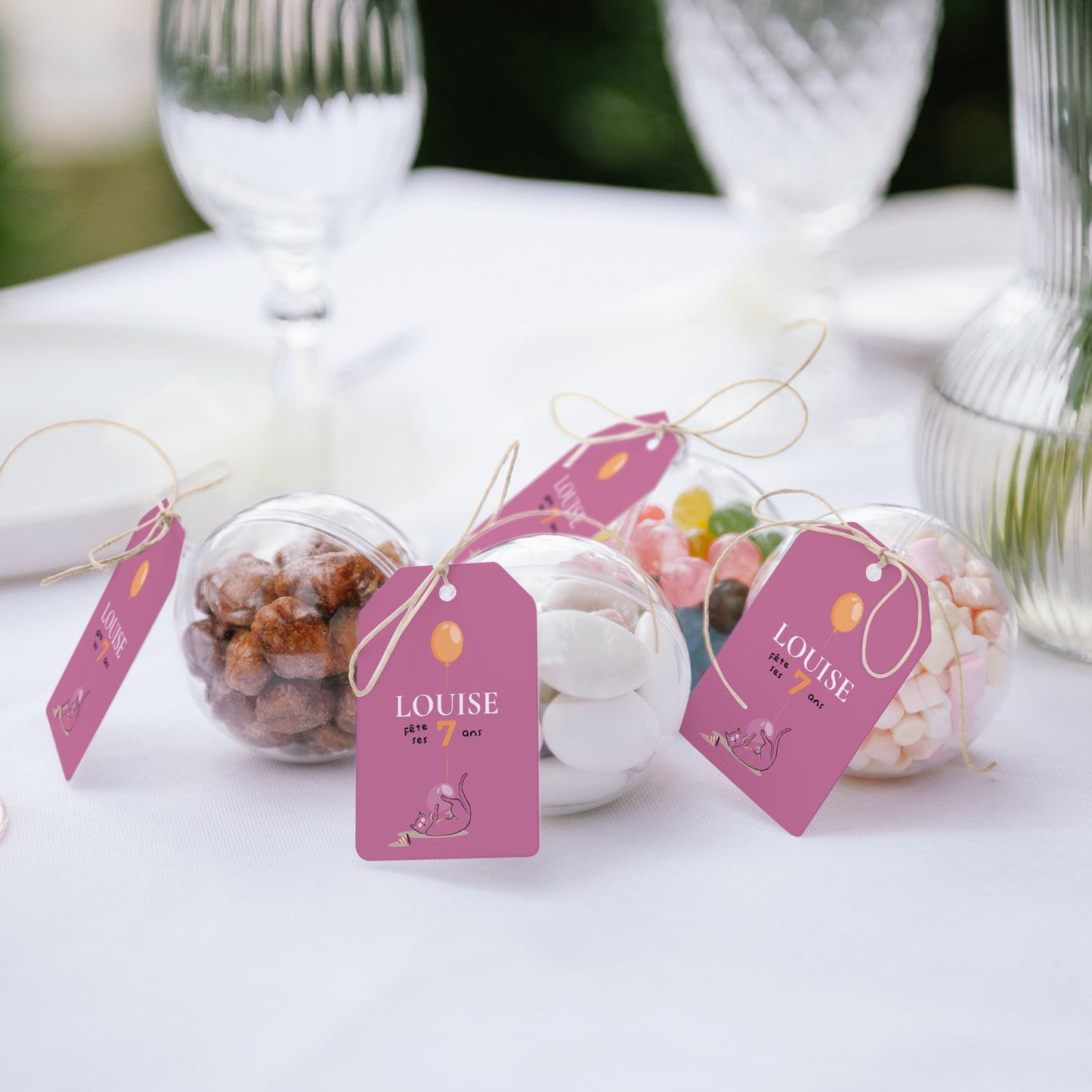Boîte à bonbons Anniversaire Enfant boule avec étiquette fanion Le chat fushia photo N° 2