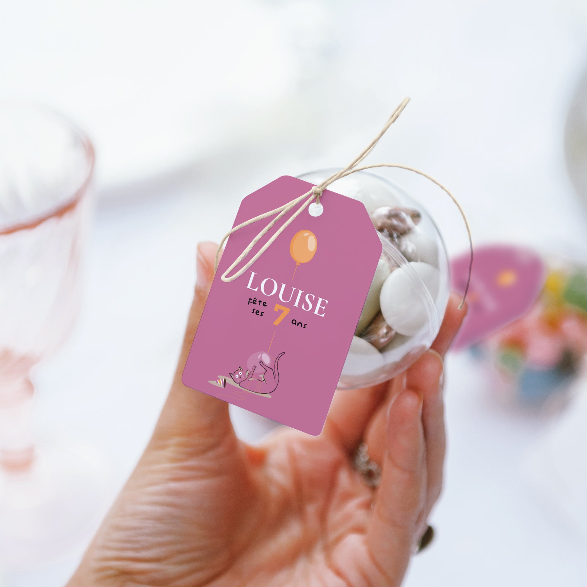 Boîte à bonbons Anniversaire Enfant boule avec étiquette fanion Le chat fushia photo N° 3