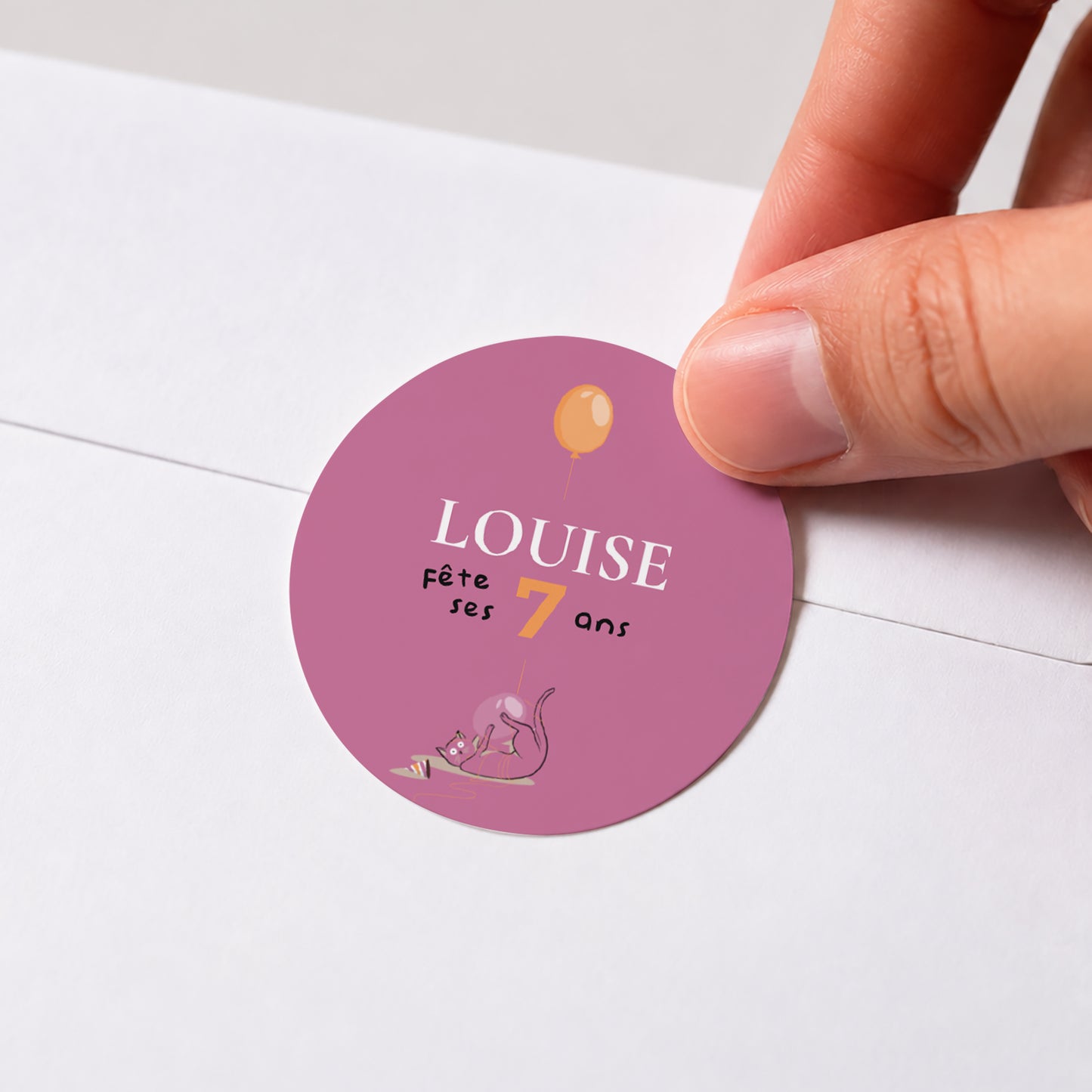 Sticker Anniversaire Enfant Rond Le chat fushia photo N° 1