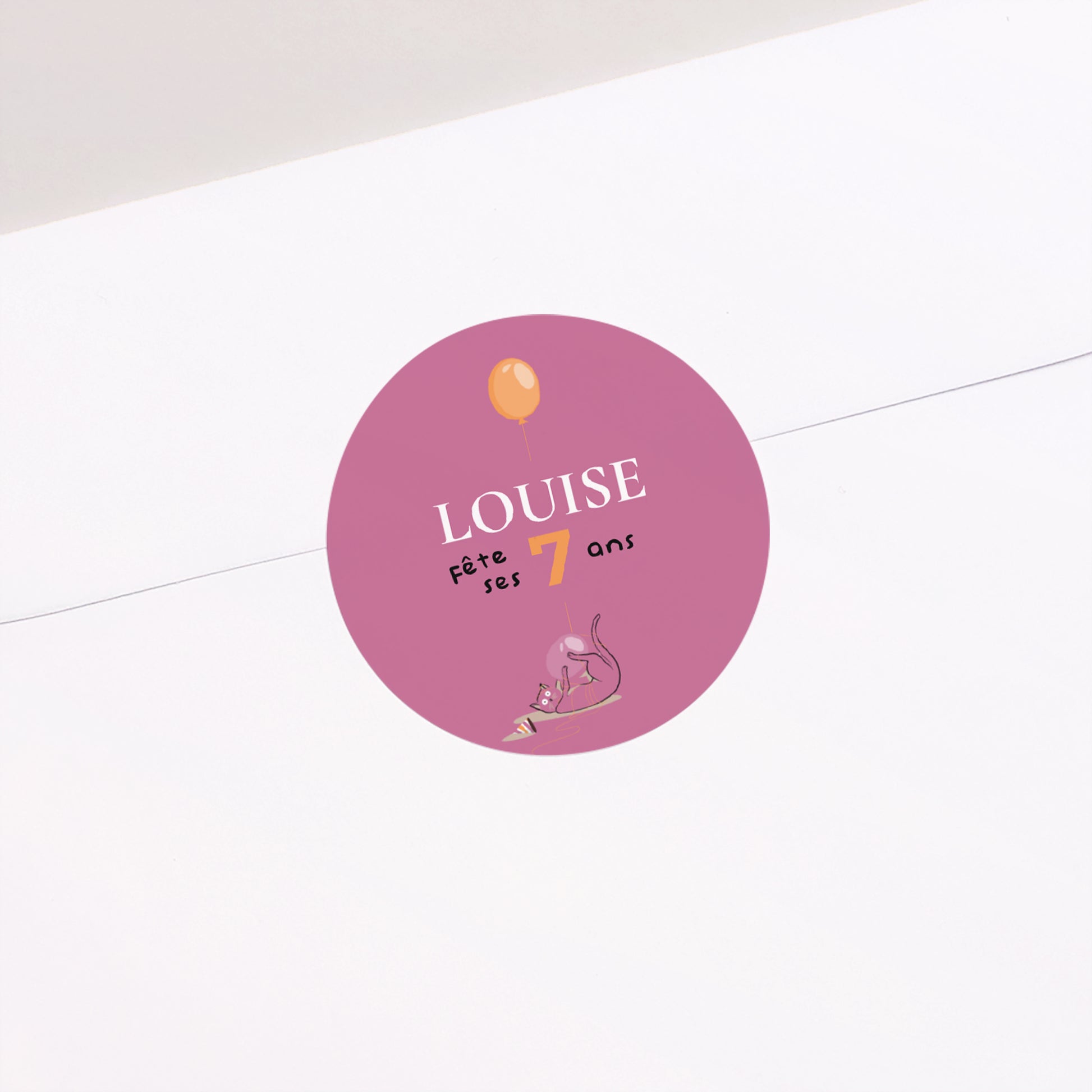 Sticker Anniversaire Enfant Rond Le chat fushia photo N° 2