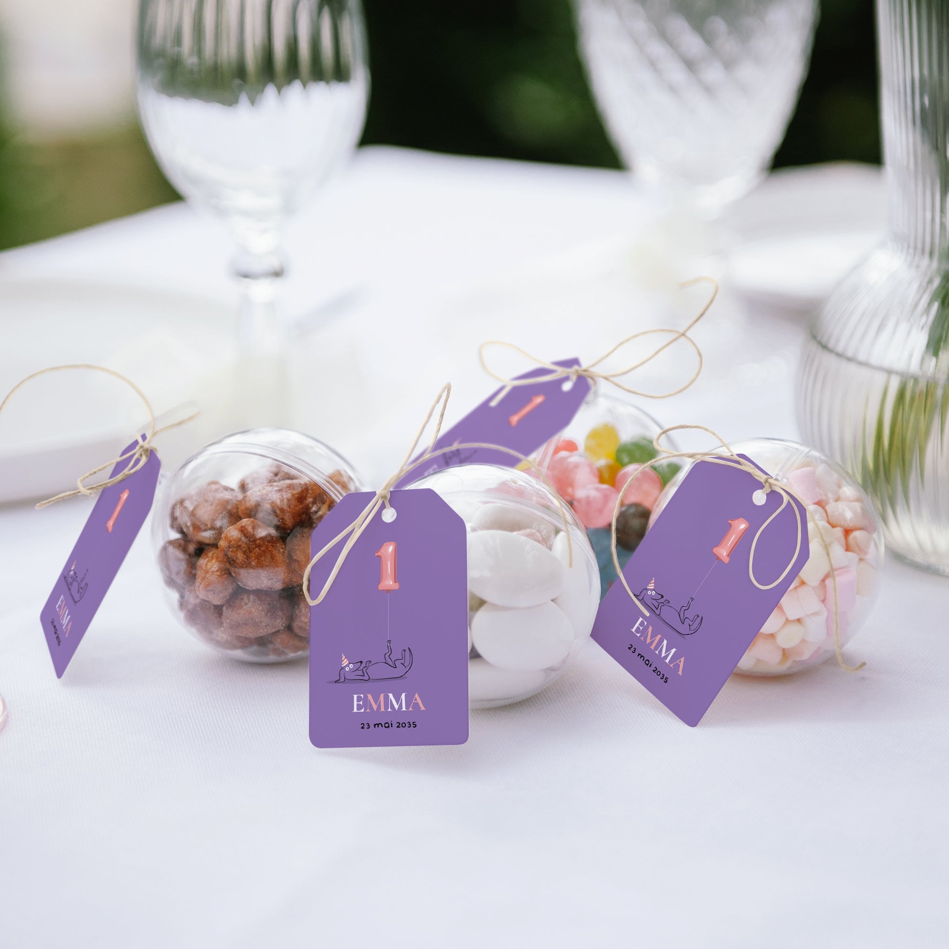 Boîte à bonbons Anniversaire Enfant boule avec étiquette fanion Le chien violet photo N° 2