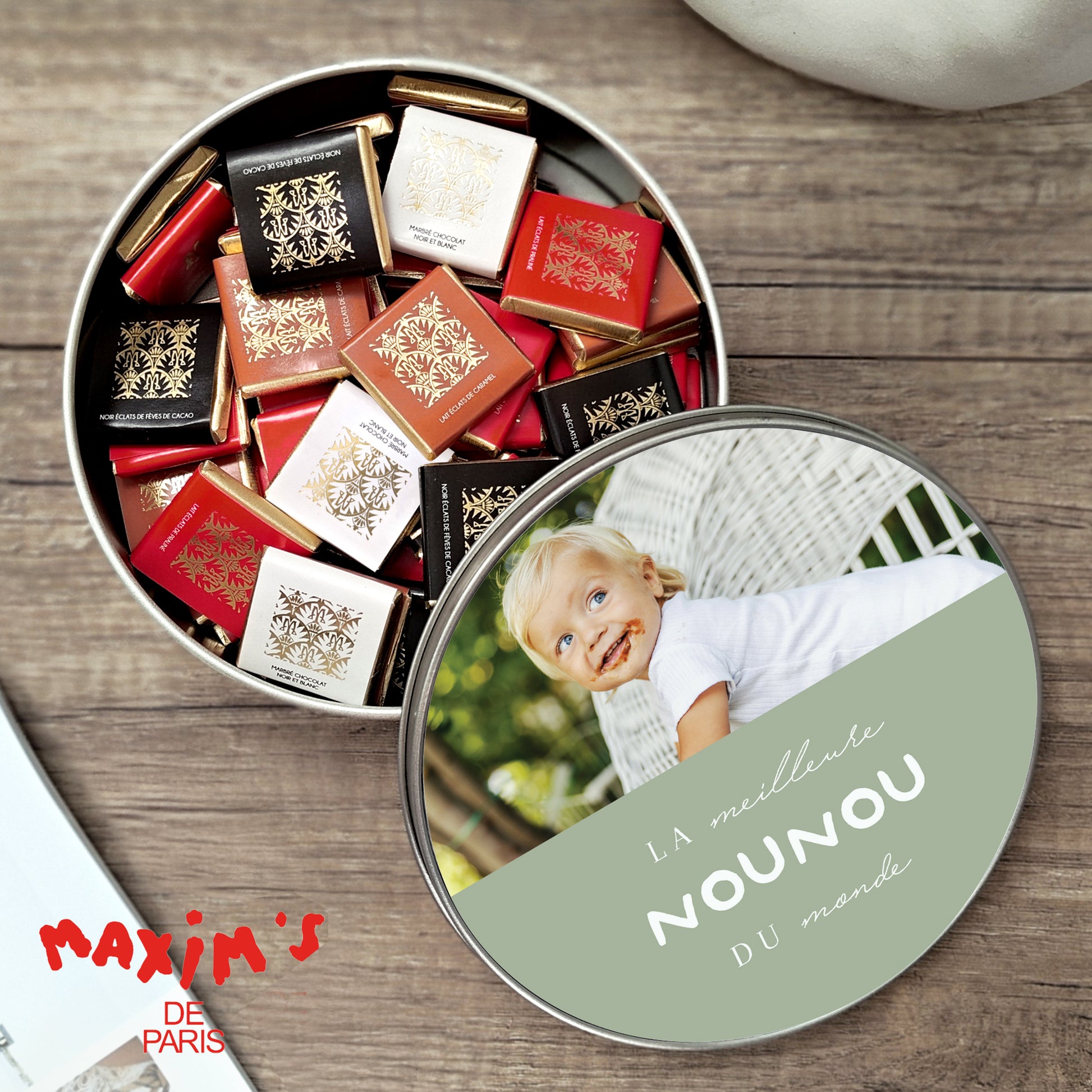Boite métallique ronde, garnie de chocolats Meilleure nounou du monde photo N° 1