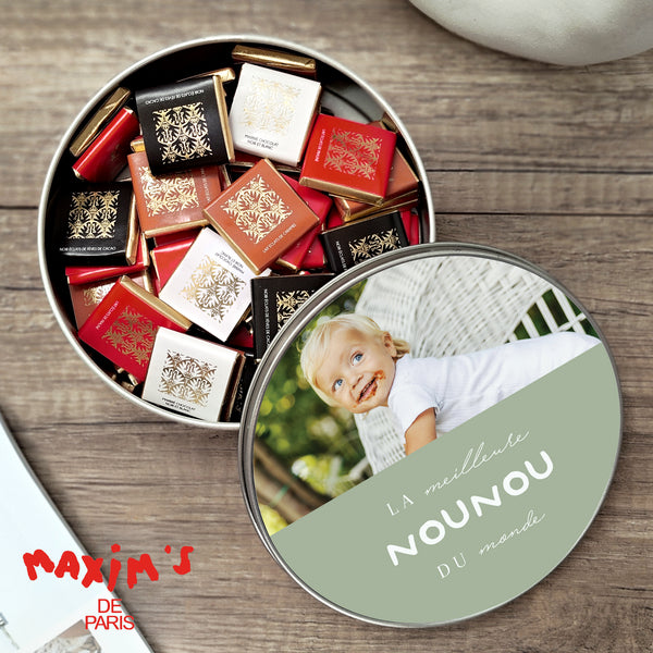 Boite métallique ronde, garnie de chocolats Meilleure nounou du monde photo