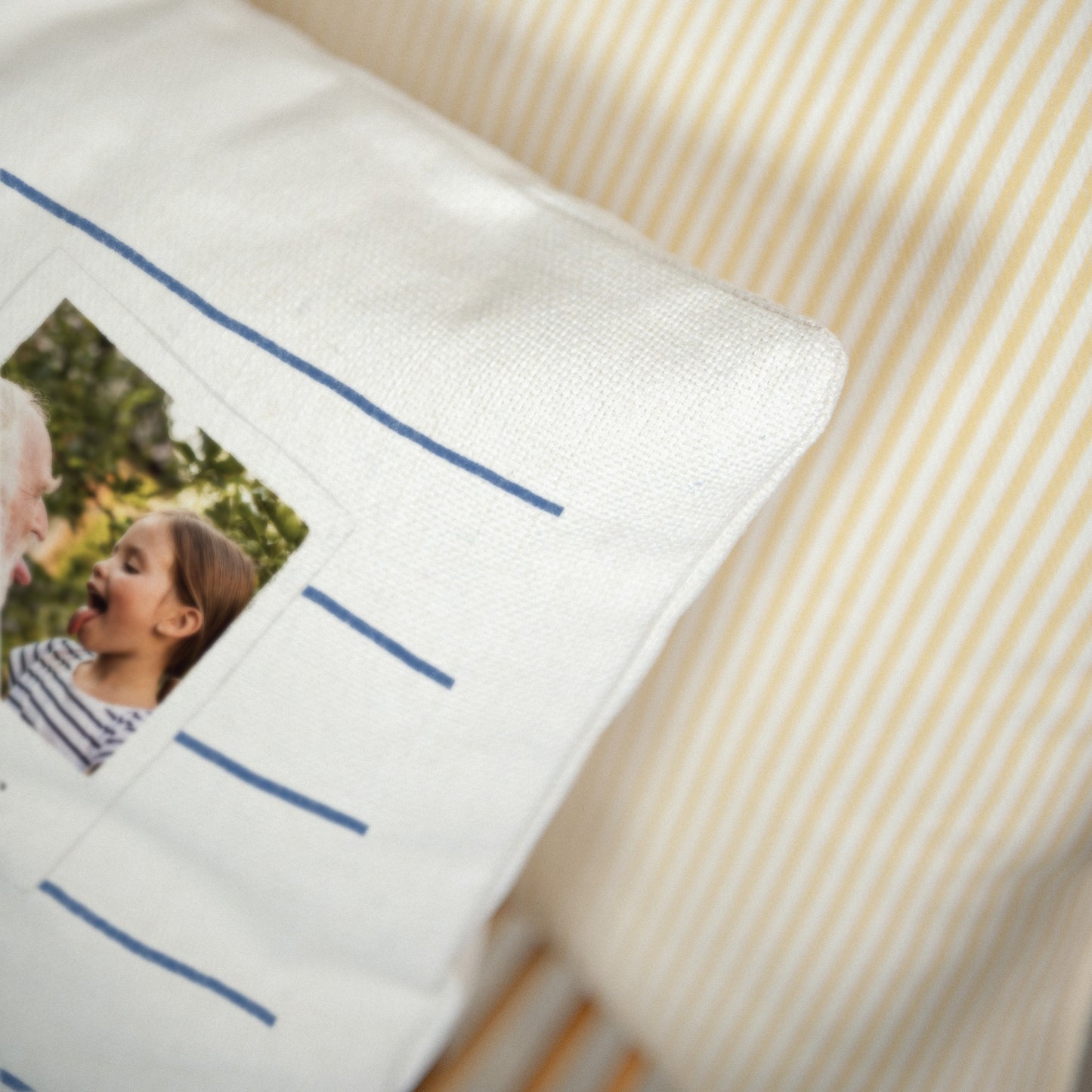Coussin Beige naturel Papy poule photo N° 3