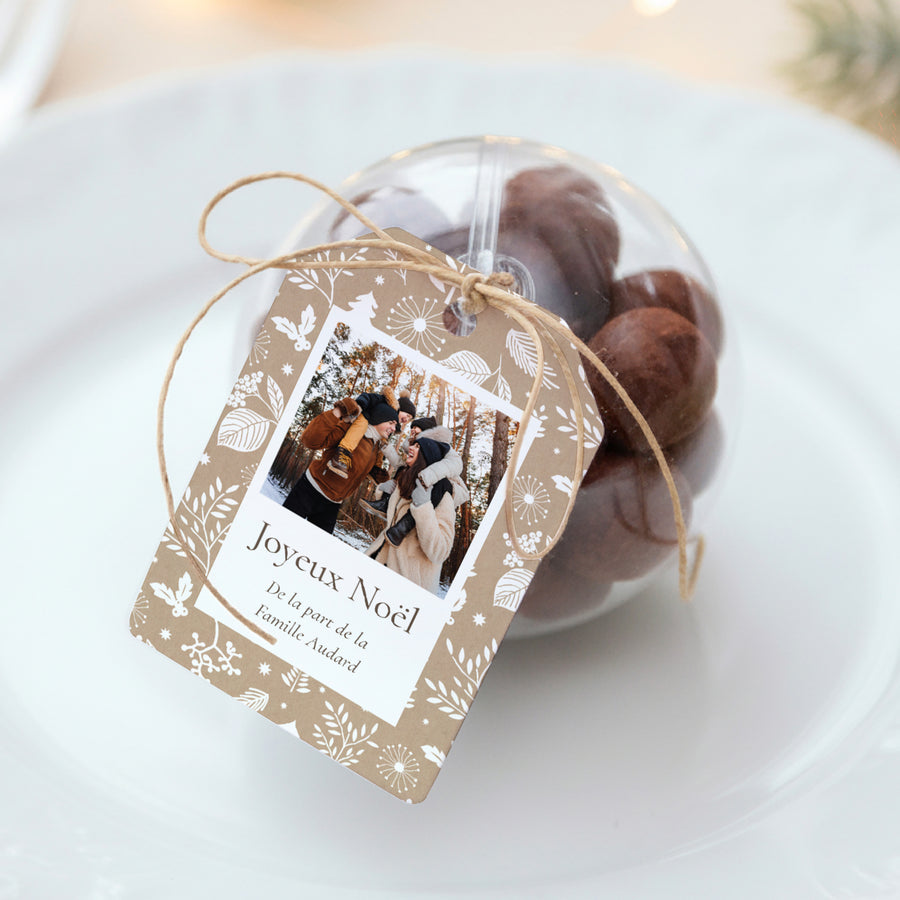 Boîte à dragées Fin d'année boule avec étiquette fanion Traditions de Noël photo
