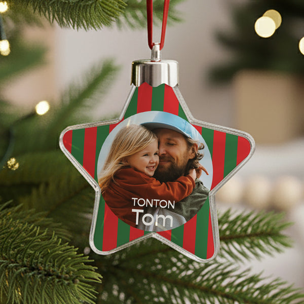 Boule de Noël Fin d'année étoile Des rayures dans le sapin photo