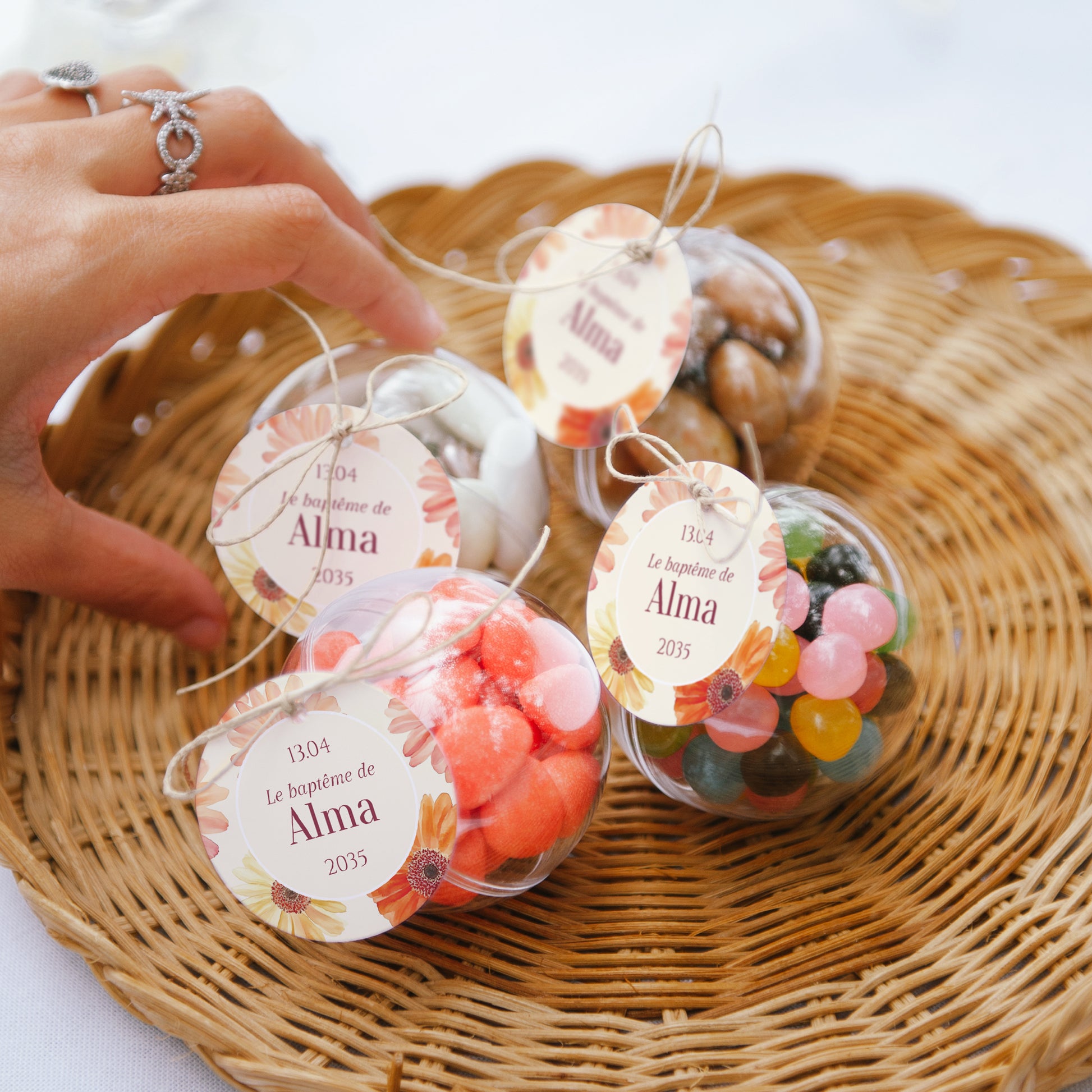 Boîte à dragées Baptême boule avec étiquette ronde Fleurs de Lumière photo N° 2