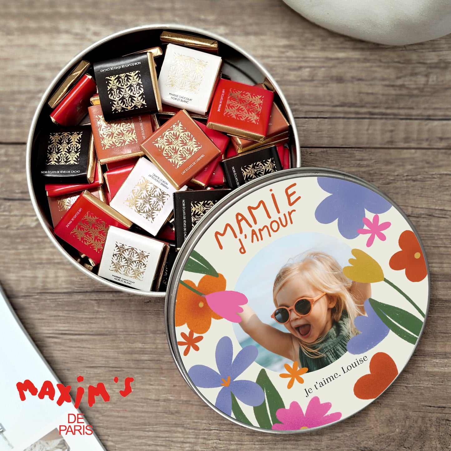 Boite métallique ronde, garnie de chocolats Mamie en or photo N° 1