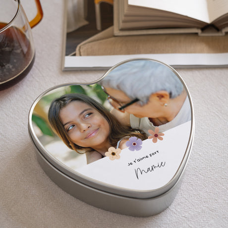 Boite métallique coeur, garnie de chocolats Grand-mère pour la vie