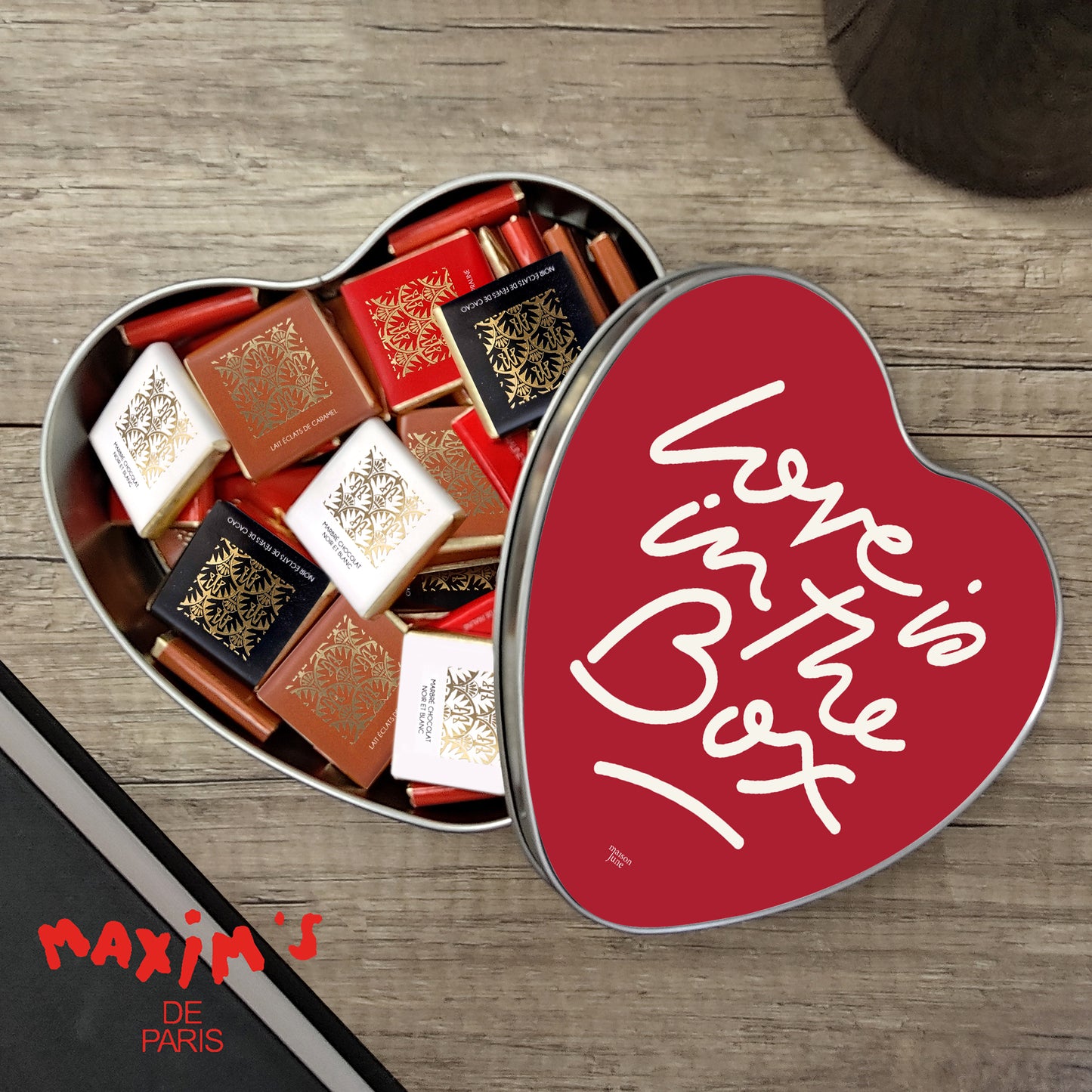 Boite métallique coeur, garnie de chocolats Love is in the Box photo N° 1