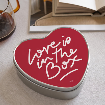 Boite métallique coeur, garnie de chocolats Love is in the Box photo N° 2