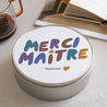 Boite métallique ronde, garnie de chocolats Merci Maître photo N° 2
