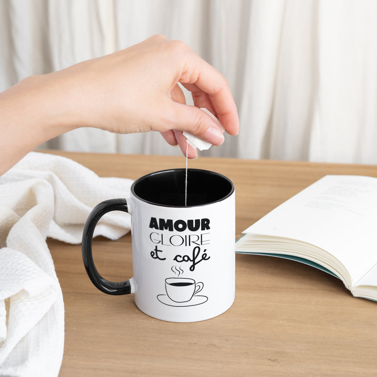Mug Noir Amour, Gloire et Café photo N° 3